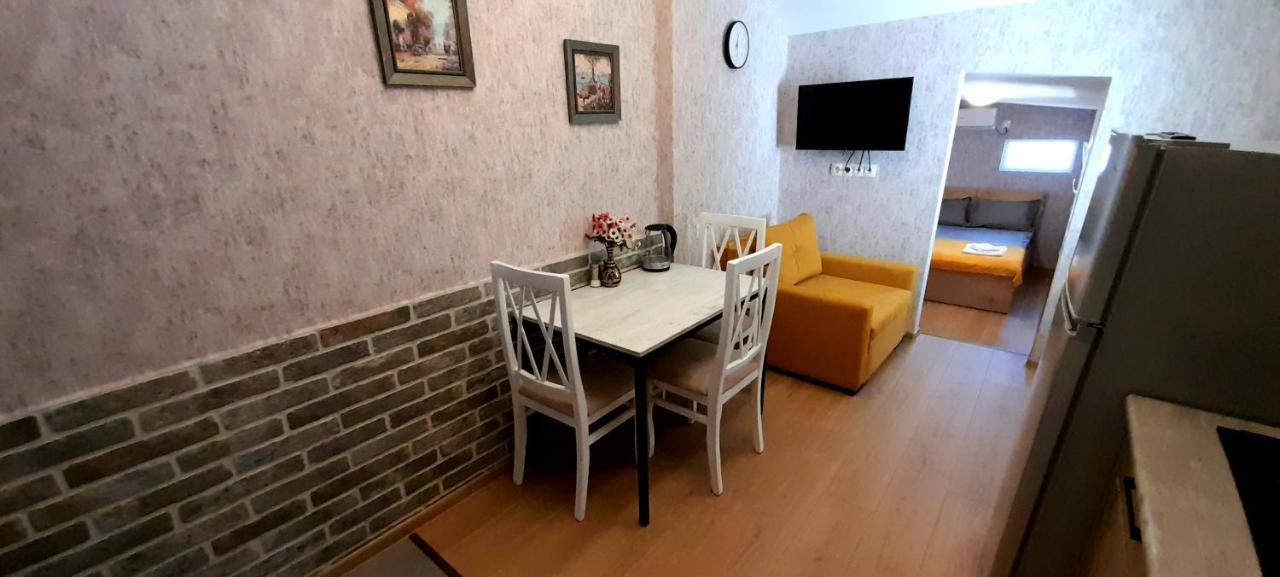 Yellow Apartment Тбилиси Екстериор снимка